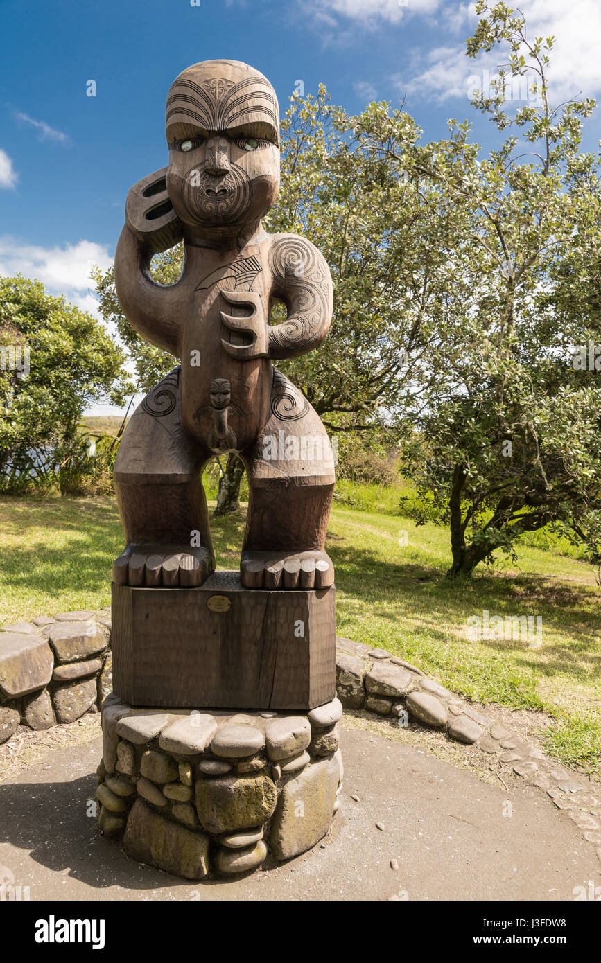 Auckland, Nuova Zelanda - 2 Marzo 2017: scultura in legno di Te Kawerao un Maki, il custode spirituale (Manawhenua) di Karakare Beach. Si erge su pietra f Foto Stock