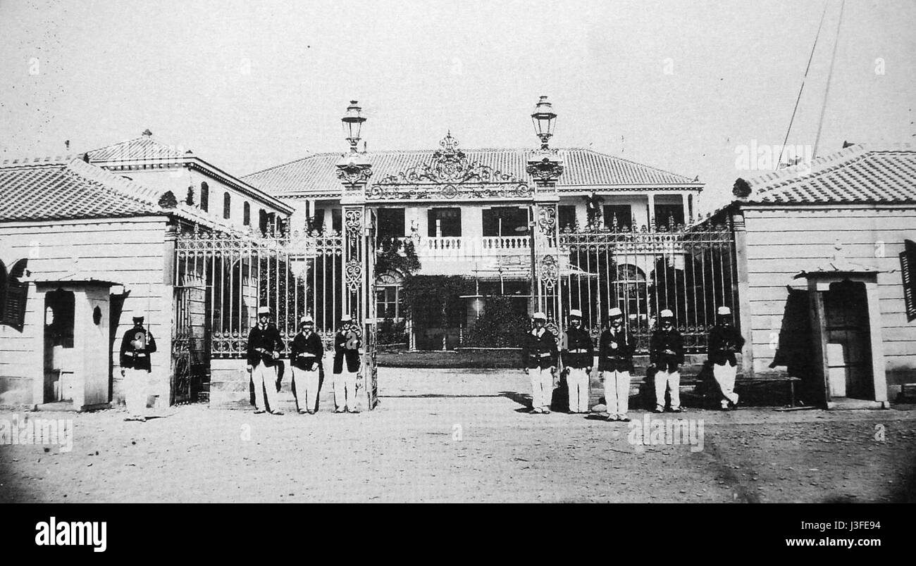 Questa fotografia storica mostra la Legazione francese a Yokohama, in Giappone, intorno al 1870. La legazione fu un'importante missione diplomatica durante l'apertura del Giappone all'Occidente. Foto Stock