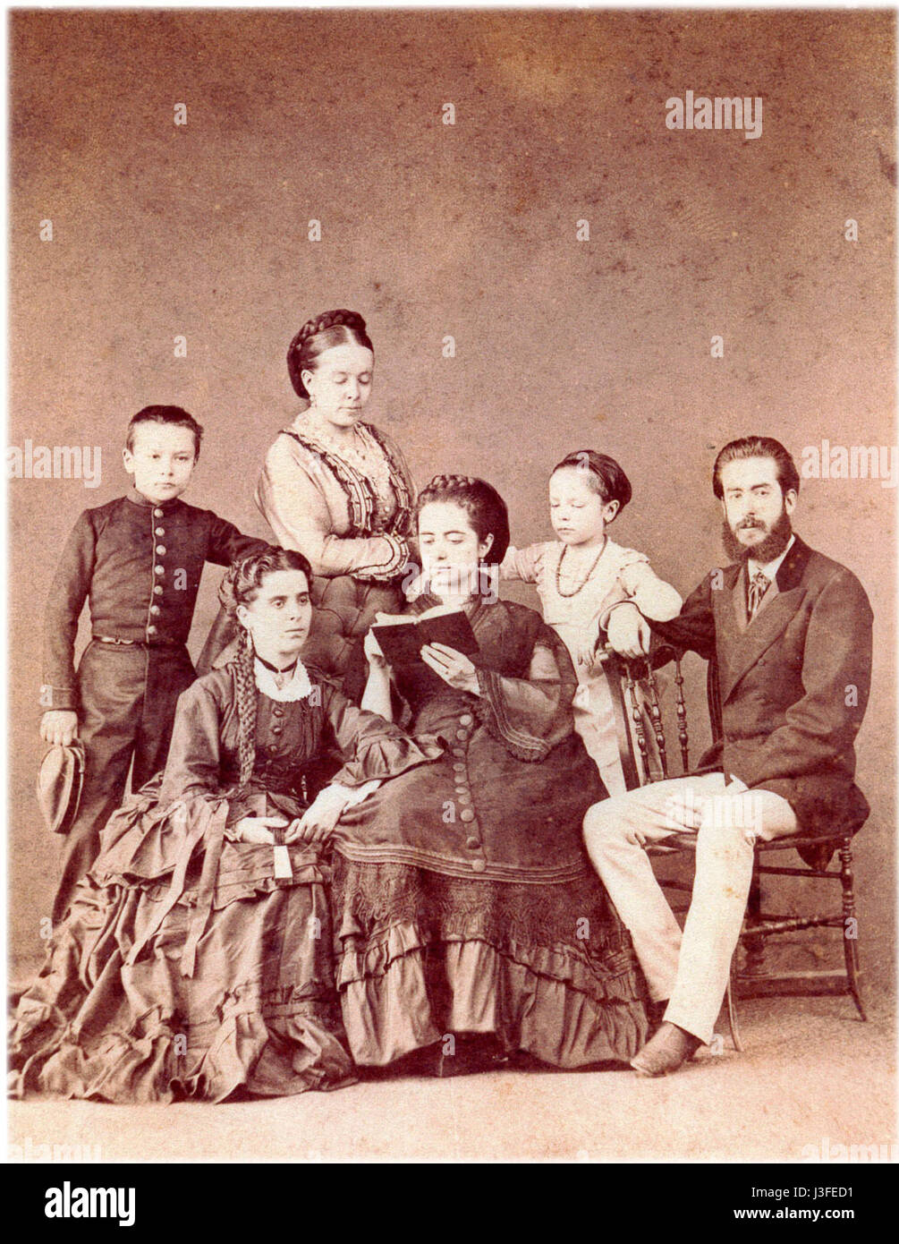 "Famille Aranda" si riferisce probabilmente a un gruppo familiare storico o culturale. L'immagine può rappresentare una rappresentazione artistica o culturale, mostrando le dinamiche familiari in uno specifico contesto storico o sociale. Foto Stock