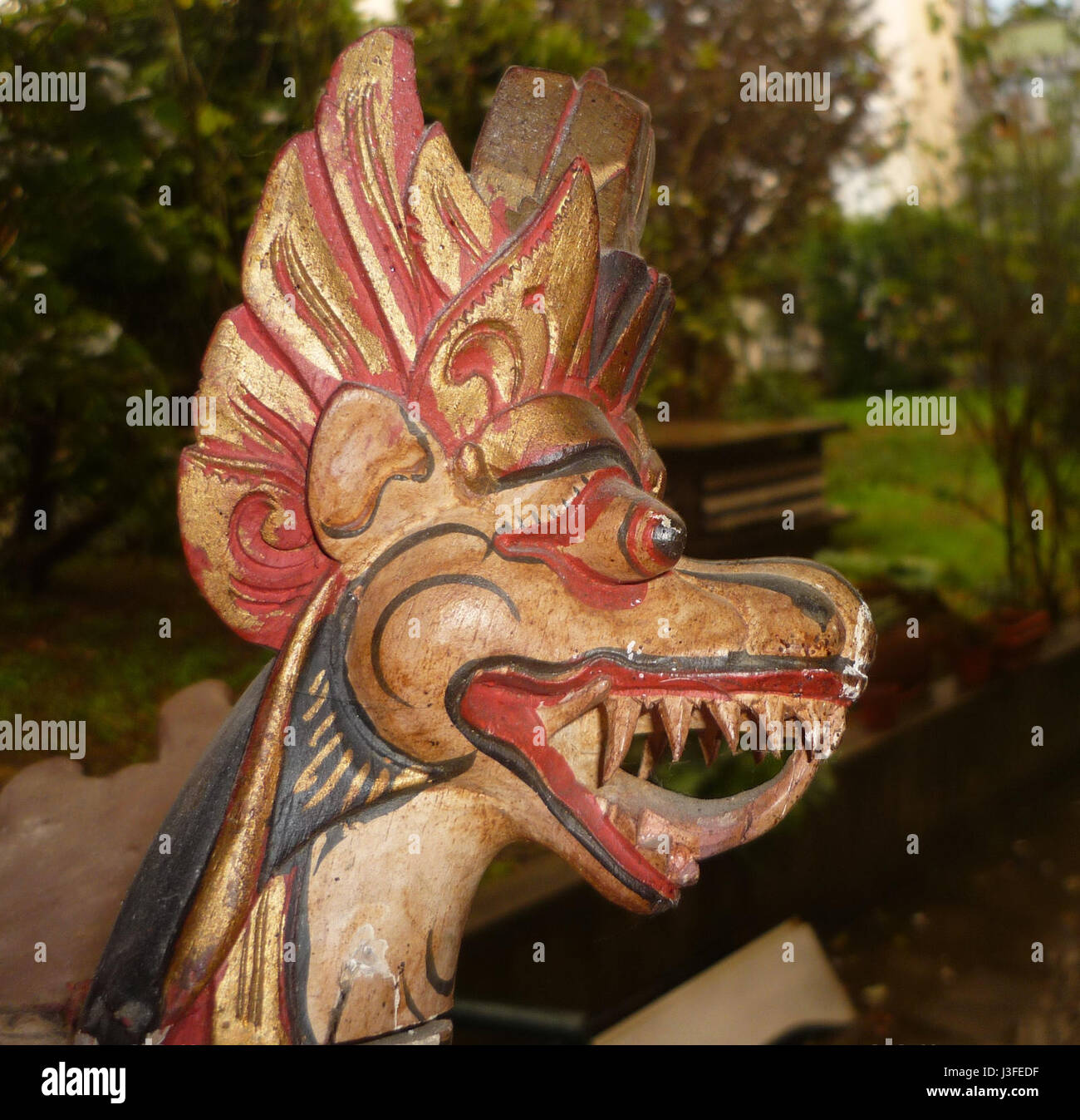 Il Garuda 4 P13108465 è probabilmente un riferimento a un aereo o a un veicolo militare. Il nome Garuda potrebbe riferirsi all'aviazione indonesiana, in quanto Garuda è la compagnia aerea nazionale indonesiana, o una designazione di equipaggiamento militare. I dettagli specifici su questo riferimento non sono chiari, ma possono riguardare la tecnologia della difesa o dell'aviazione. Foto Stock