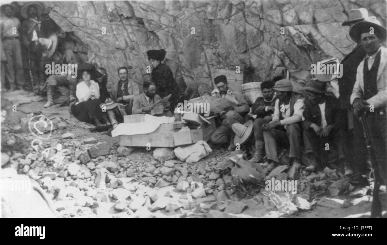 Francisco I. Madero, leader della rivoluzione messicana, durante il suo periodo in campagna, spesso impegnato in incontri strategici o accampandosi con i suoi seguaci. Foto Stock