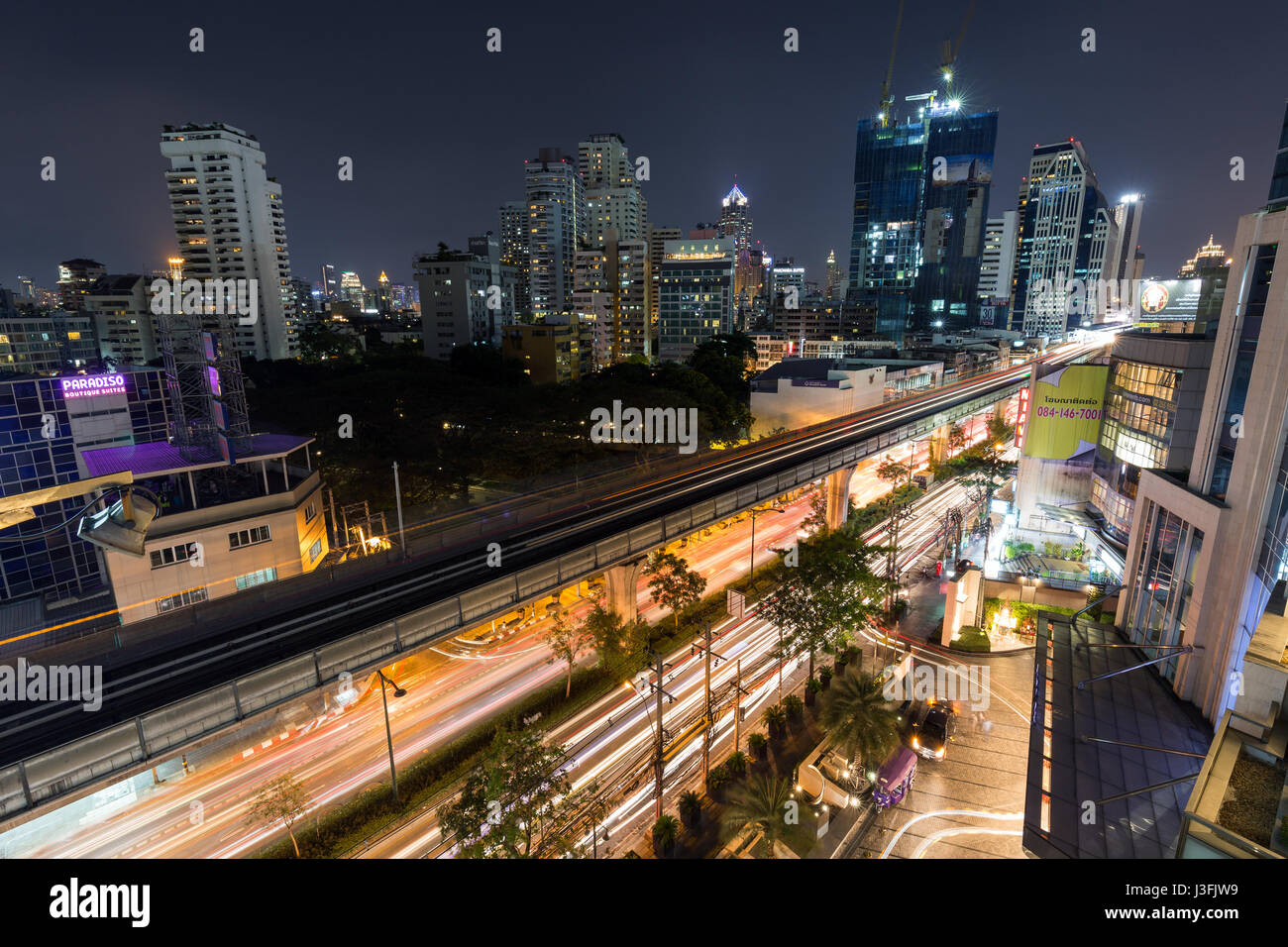 Vista panoramica di grattacieli e Sukhumvit Road nel centro cittadino di Bangkok, Thailandia, di notte dal di sopra. Foto Stock