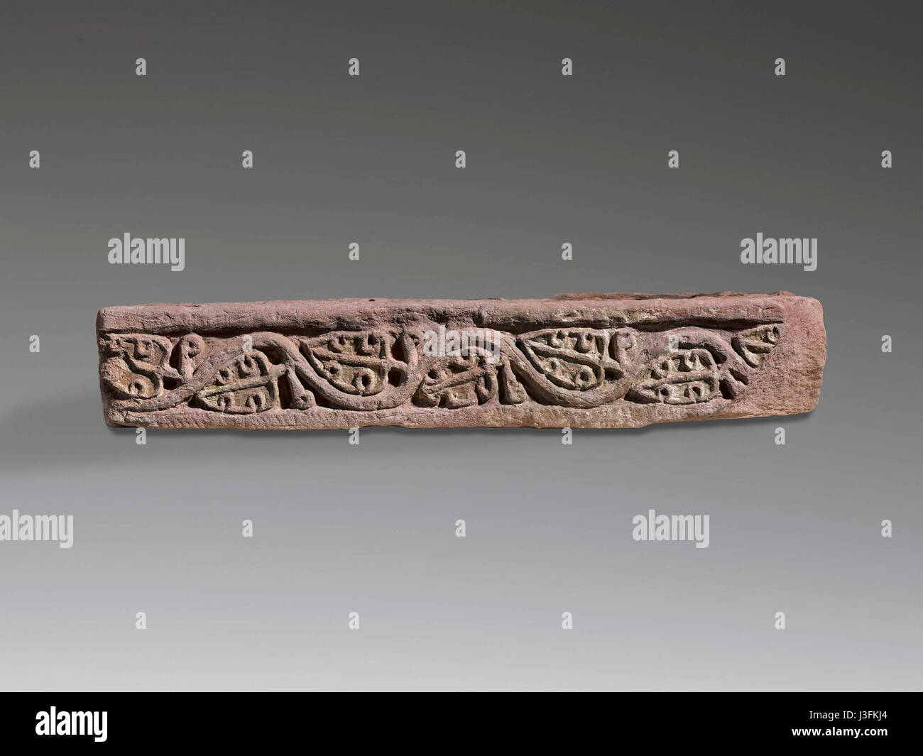 Questo frammento del fregio proveniente dall'abside di una cattedrale rappresenta l'artigianato nubiano. Riflette l'intricata opera tipica degli artigiani nubiani, mostrando arte storica e decorazione architettonica della regione. Foto Stock