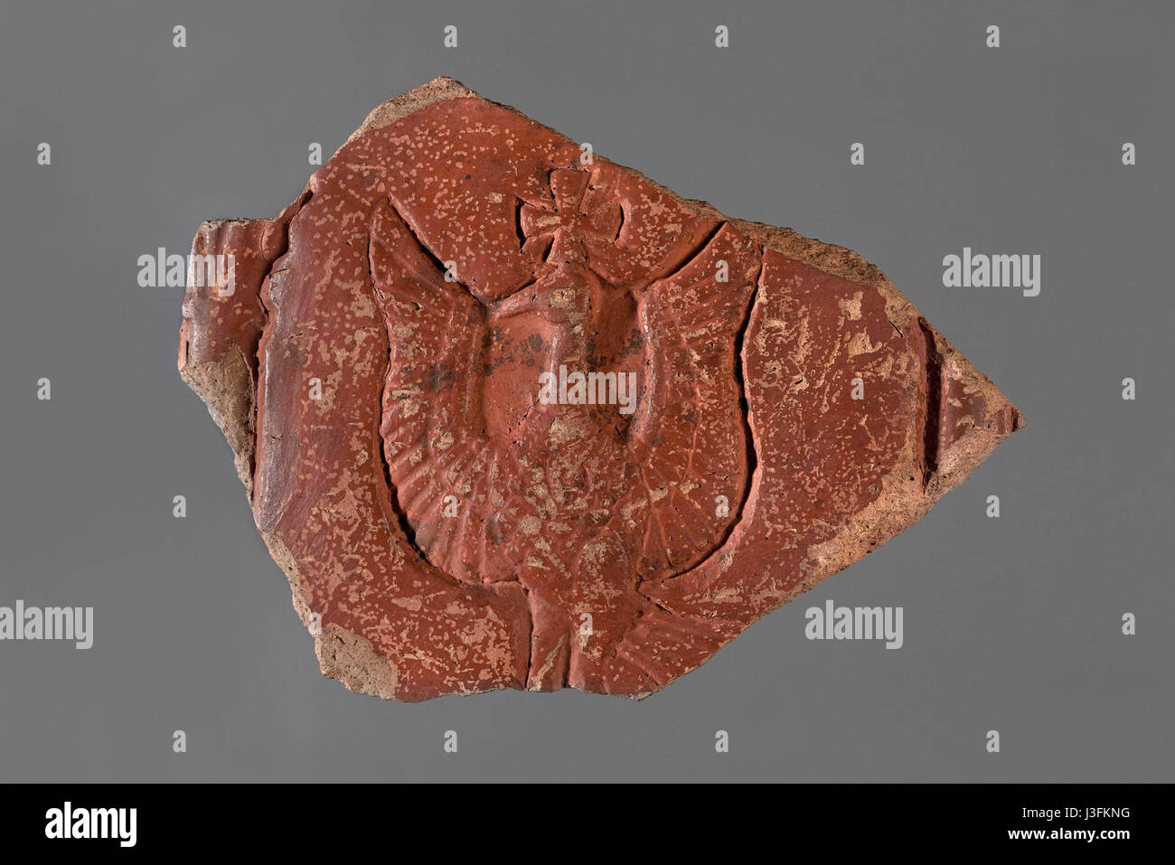 Il "Fragment Wazy, Warsztat Nubijski" si riferisce a un pezzo di ceramica nubiana o opera d'arte, probabilmente proveniente da un laboratorio nubiano. L'oggetto riflette l'artigianato e le tradizioni artistiche della cultura nubiana. Foto Stock