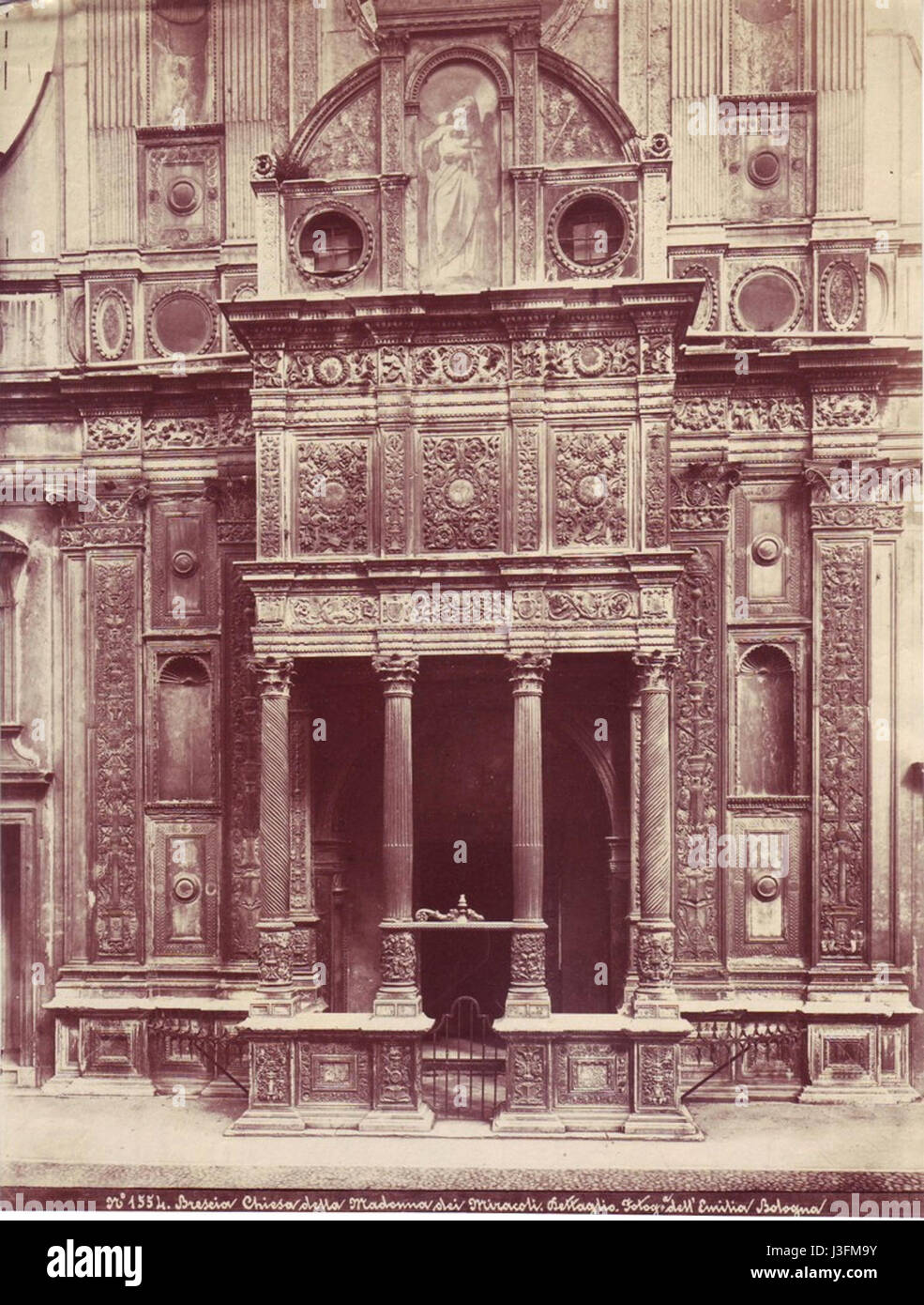 Questa fotografia cattura la Chiesa della Madonna dei Miracoli a Brescia, Italia, mostrando la sua bellezza architettonica e il suo significato culturale. Foto Stock