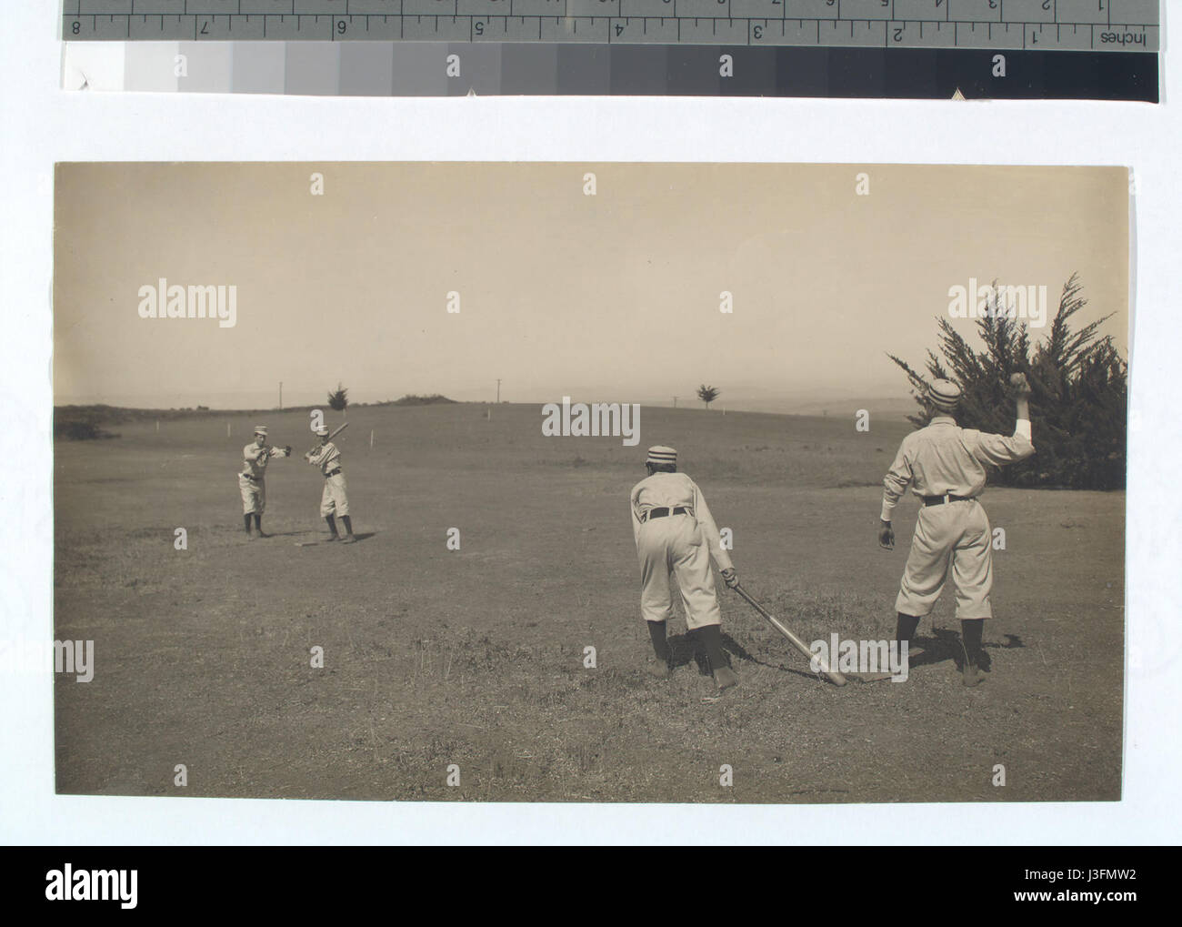 Figura 5 quattro ragazzi con una palla e due pipistrelli, la riproduzione di due vecchi Cat (NYPL B13537024 56135) Foto Stock