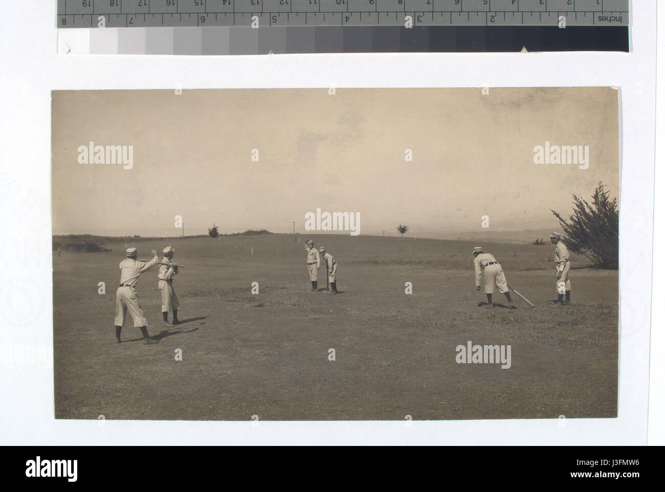 Figura 6 Sei ragazzi con una palla e tre mazze, giocando Tre Vecchi Cat (NYPL B13537024 56142) Foto Stock