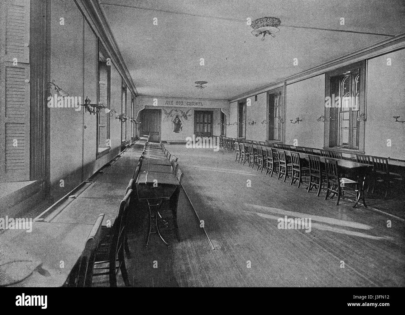 "For Remembrance", a cura di Repplier, è una raccolta di scritti e saggi che riflettono sui temi della memoria, della riflessione e della storia. L'opera raccoglie vari contributi authorsâ€™ su come la memoria forma le identità personali e culturali. Foto Stock