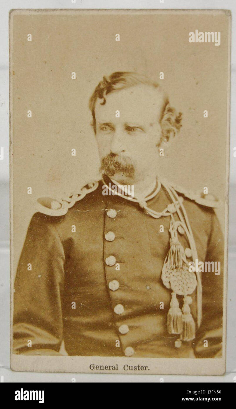 Il generale Custer di Mora si riferisce probabilmente a un ritratto o a un'opera d'arte creata da un artista di nome Mora, raffigurante il generale George Armstrong Custer, una figura della guerra civile americana. Foto Stock