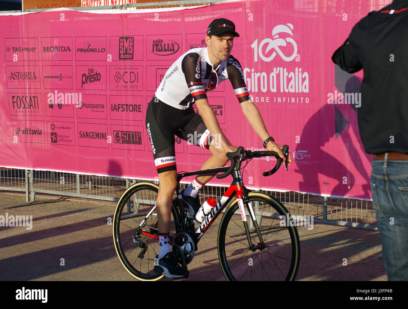 Tom Dumoulin, il ciclista olandese a Alghero, Sardegna, Italia. Maggio 4, 2017 durante la cerimonia di presentazione del Giro d'Italia (Italiano Tour in Bicicletta) Foto Stock