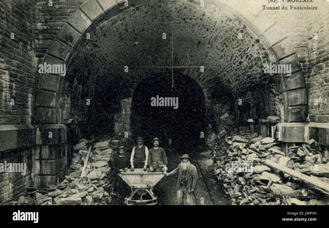 Il percemento Funiculaire Morlaix si riferisce alla costruzione o al funzionamento del sistema ferroviario funicolare a Morlaix, in Francia, che è una caratteristica notevole nella storia dei trasporti della città. Foto Stock
