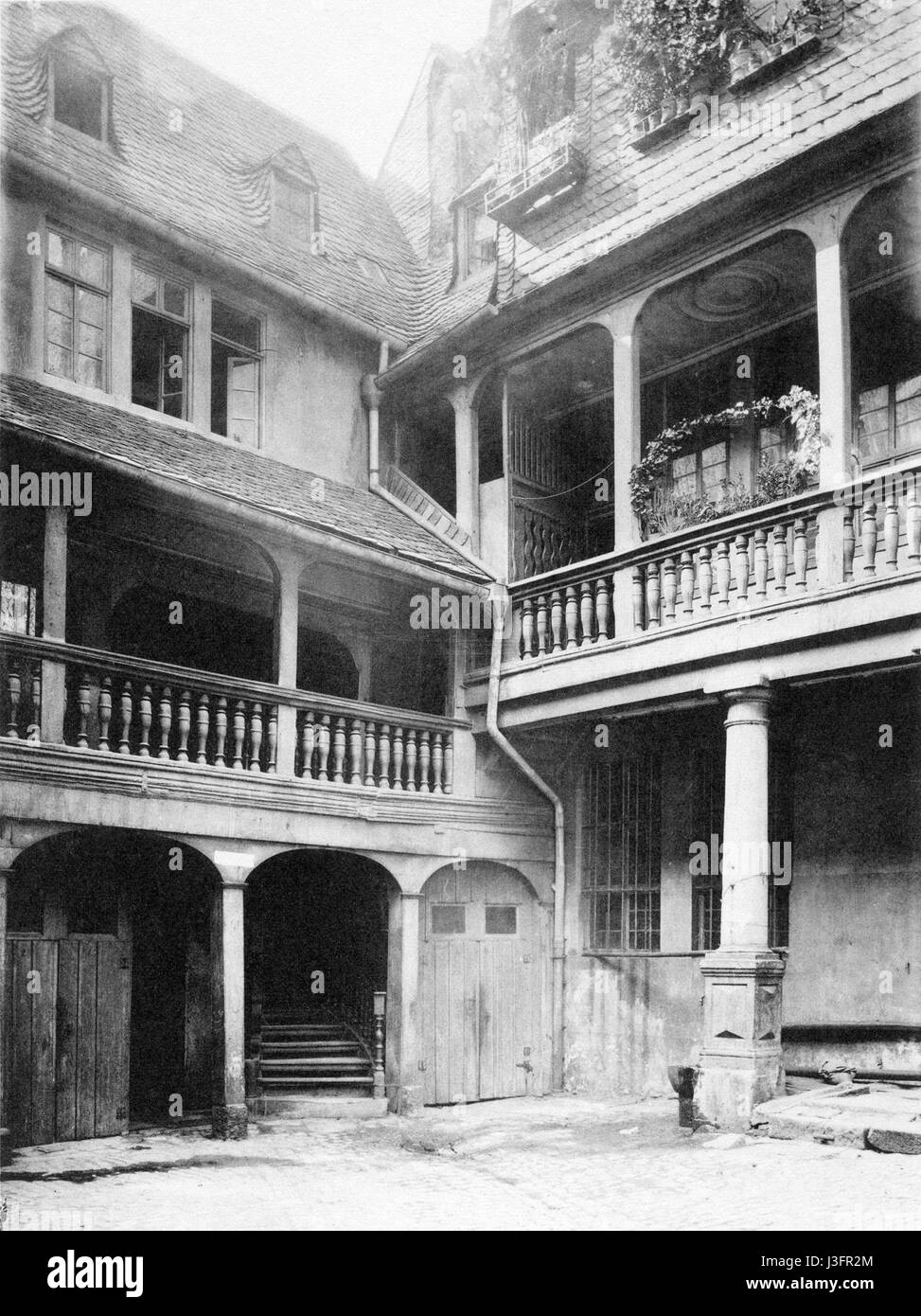 Questa immagine storica di Francoforte sul meno nel 1896 raffigura una vista dietro l'edificio Laemmchen, catturando i dettagli architettonici e il paesaggio urbano della città durante la fine del XIX secolo. Foto Stock