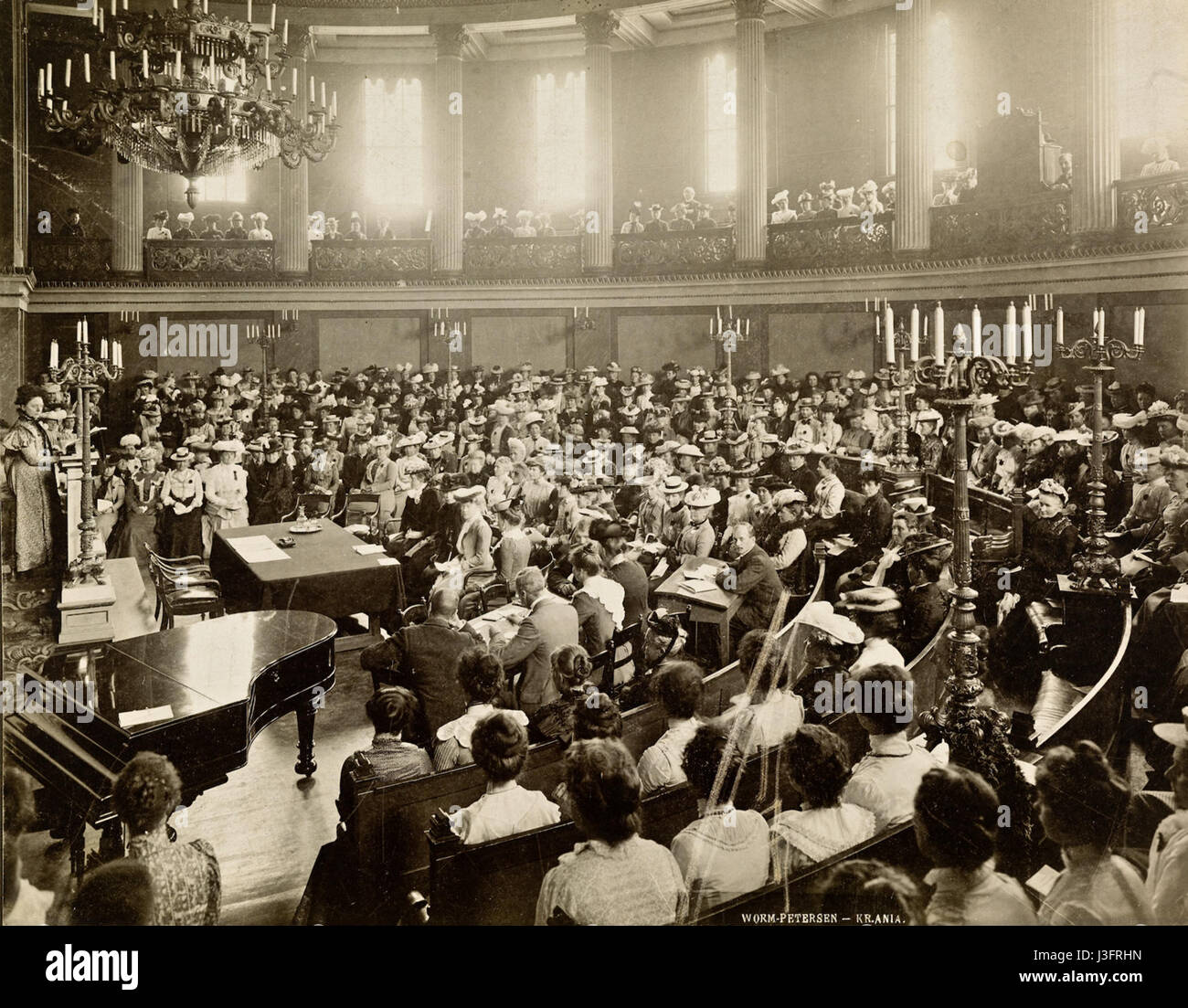 "Gamle festsal" si traduce in "Old Ffestive Hall" e il riferimento a "stemmerett kvinner" indica il diritto di voto per le donne nel 1902. Questo può essere collegato a eventi storici o movimenti sociali legati al suffragio femminile all'inizio del XX secolo. Foto Stock