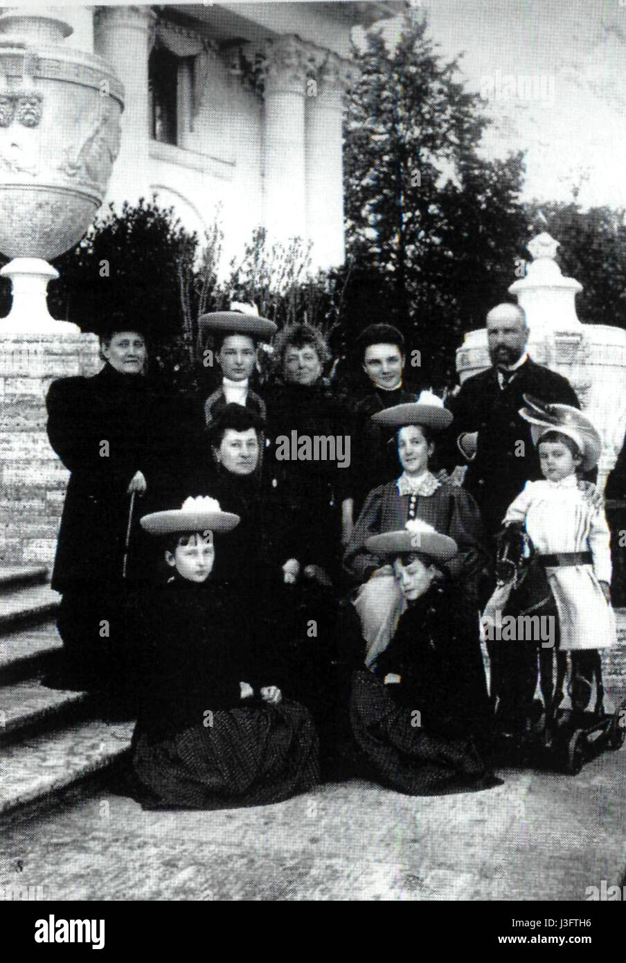 Il titolo "famiglia di Stolypin" si riferisce probabilmente alla famiglia di Pyotr Stolypin, il primo ministro russo che ha servito dal 1906 al 1911. La famiglia Stolypin giocò un ruolo significativo nella storia russa, in particolare nelle riforme politiche e sociali dell'inizio del XX secolo. Foto Stock