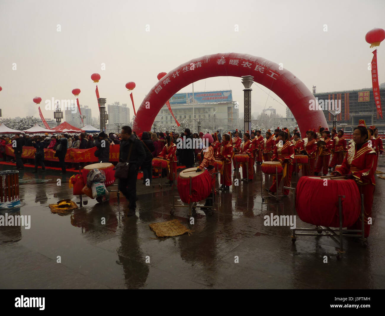 Questo evento prevede un'iniziativa di pianificazione familiare che si svolge fuori dalla stazione ferroviaria di Wuchang, probabilmente incentrata sull'educazione e la consapevolezza sulla salute della famiglia e sui servizi di pianificazione nella comunità locale. Foto Stock