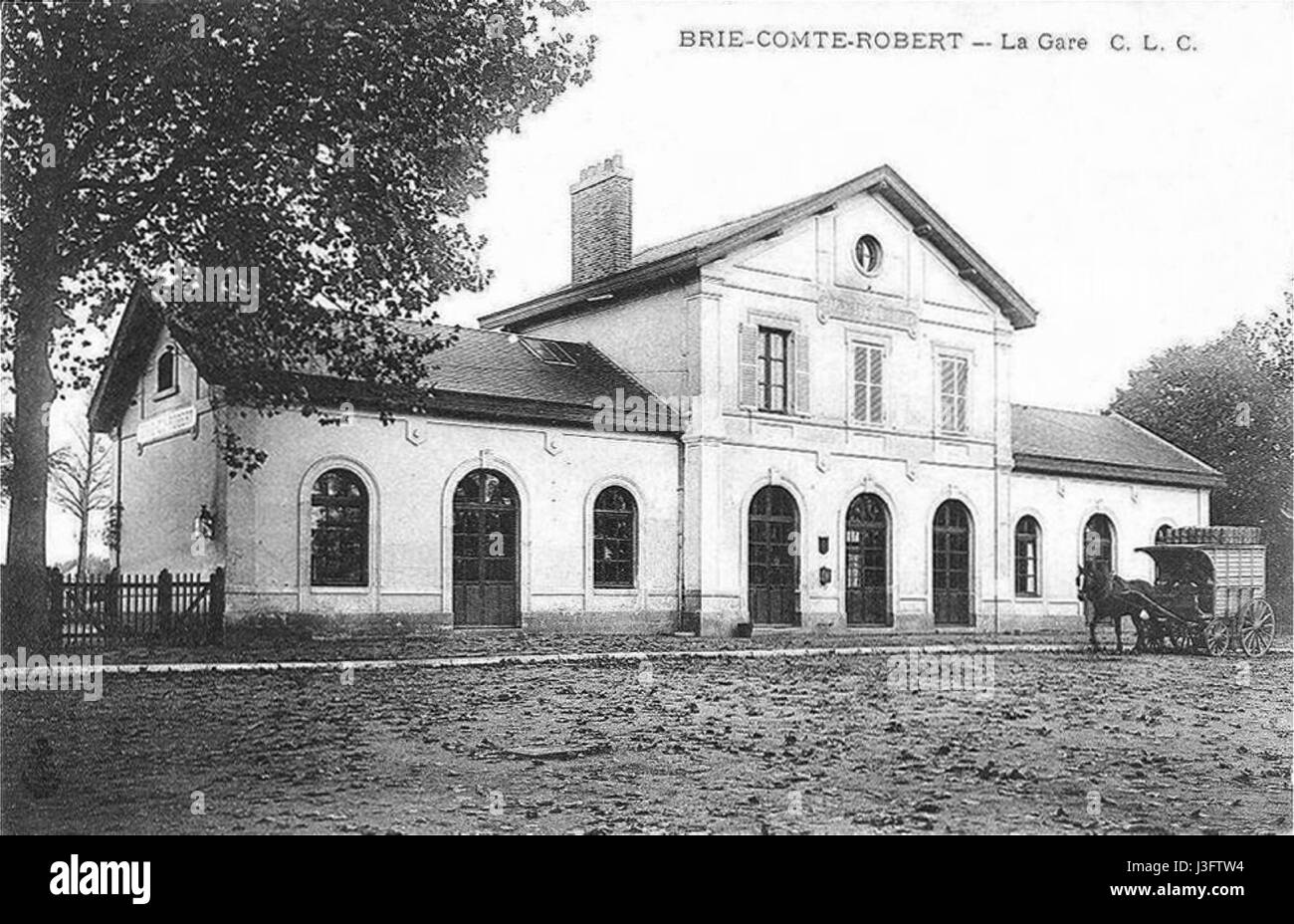 Gare Brie Comte Robert CP ancienne è una stazione ferroviaria storica situata nella città di Brie-Comte-Robert, in Francia. Fu un sito importante durante lo sviluppo dei sistemi ferroviari francesi nel XIX e all'inizio del XX secolo. Foto Stock