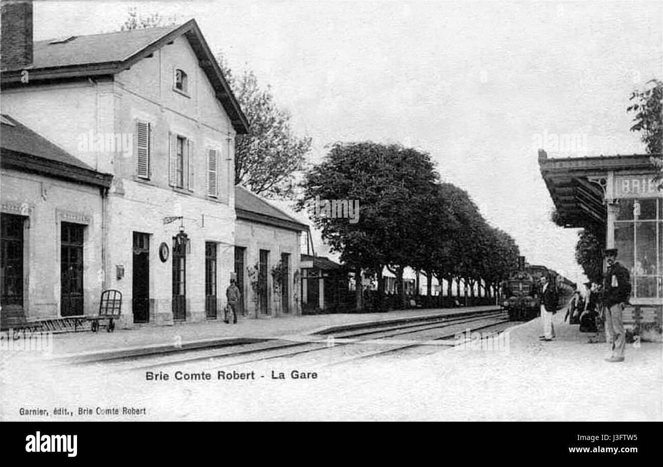 Gare Brie Comte Robert, una storica stazione ferroviaria situata in Francia, riflette lo sviluppo del sistema ferroviario francese e il suo ruolo nel trasporto regionale. La stazione è stata parte delle infrastrutture che hanno plasmato le reti di trasporto locali. Foto Stock
