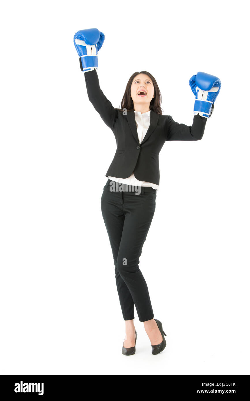 La figura di happy business donna con i guantoni in posizione vincente isolati su sfondo bianco. giovani multirazziale cinese imprenditrice asiatica. Foto Stock