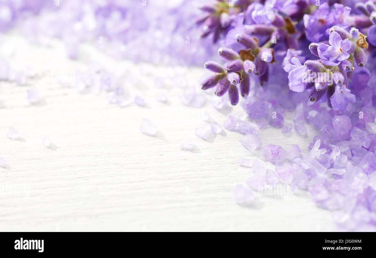 Alcuni ciuffi di lavanda e minerali e sali da bagno sul tavolo di legno. DOF poco profondo. Messa a fuoco selettiva Foto Stock
