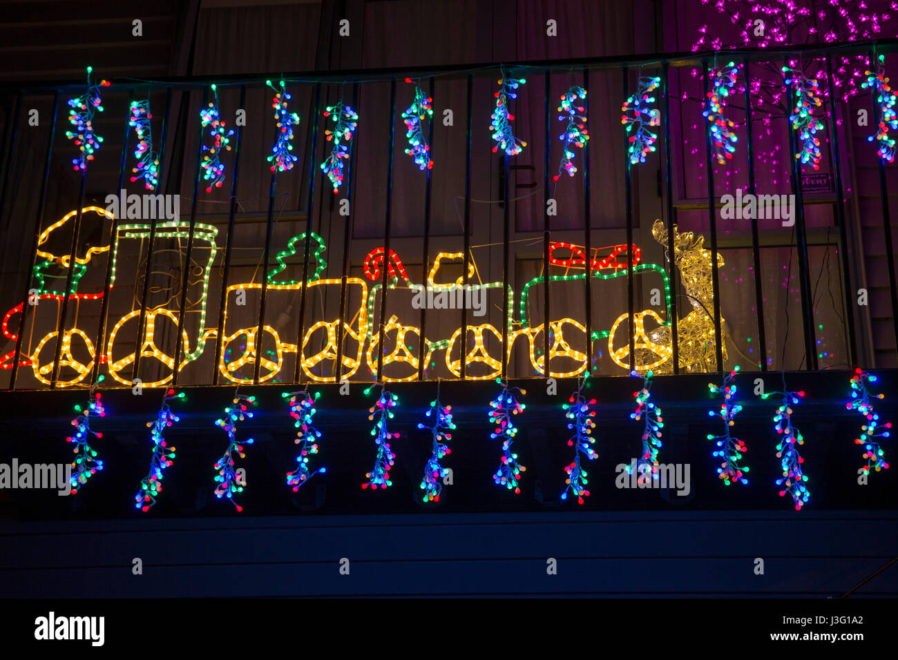 Le luci di Natale decorano le case di Franklin Road, Auckland, Nuova Zelanda Foto Stock