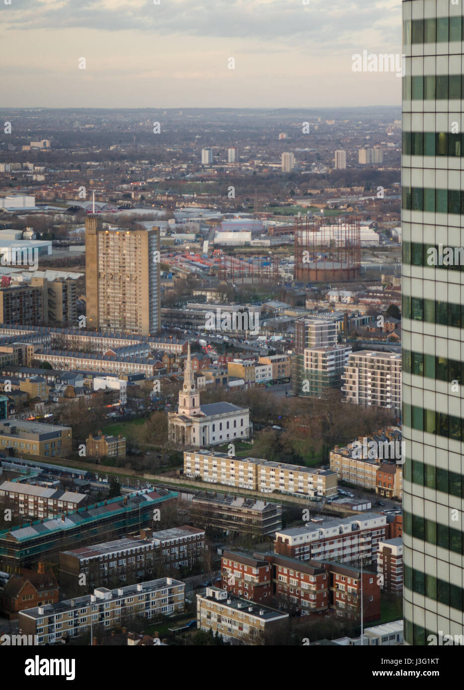 London, England, Regno Unito - 27 Febbraio 2015: Erno Goldfinger Balfron della torre di alloggiamento del consiglio appartamento edificio e il Georgian Chiesa di Tutti i Santi stand p Foto Stock