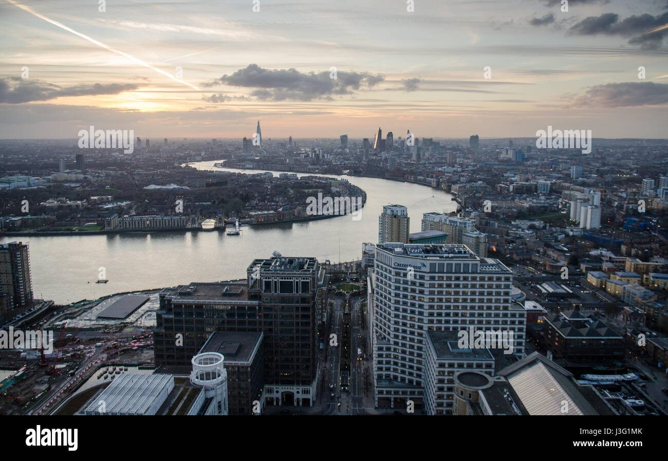 Londra, Inghilterra, 27 Febbraio 2015: Il fiume Tamigi si snoda attraverso il paesaggio urbano della zona est di Londra come si vede dalla Docklands Canary Wharf Tower. Foto Stock