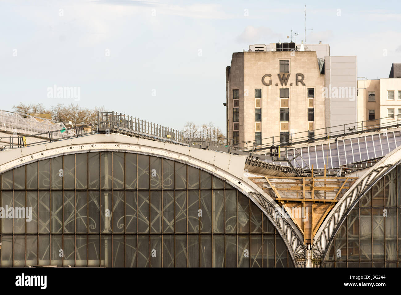 Londra, Inghilterra - 30 Aprile 2016: il Great Western Railway segno si erge al di sopra del Brunel trainshed a Londra la stazione ferroviaria di Paddington. Foto Stock