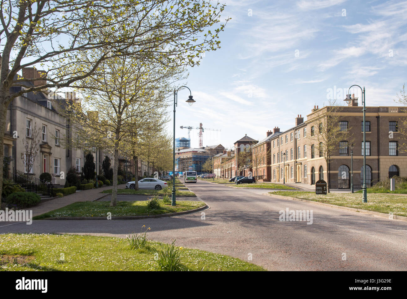 Dorchester, England, Regno Unito - 7 Maggio 2016 - Completato strade di nuove case e edifici di appartamenti in Poundbury, il Principe Carlo, la nuova città sotto costrut Foto Stock