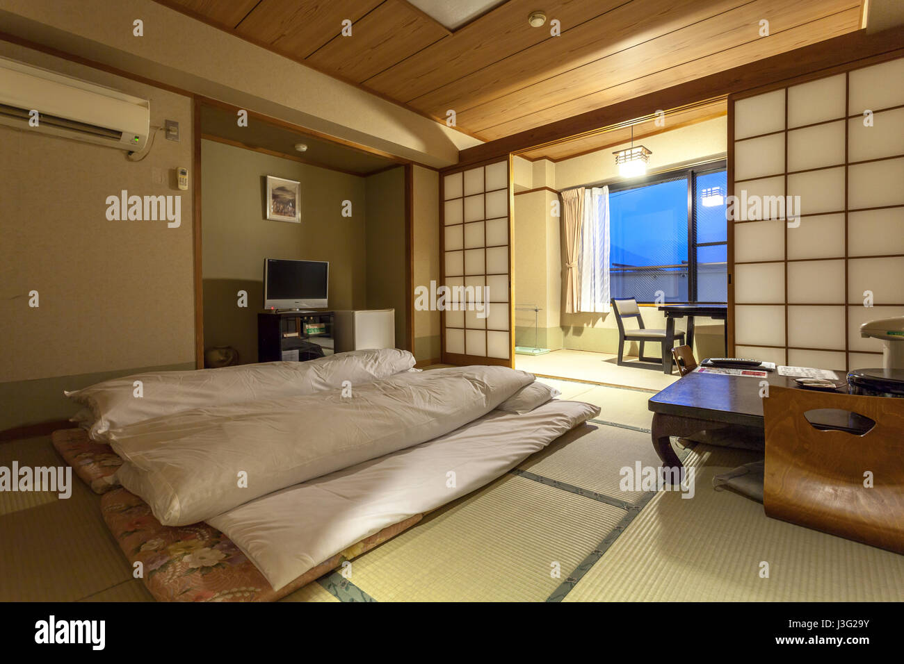 YUFUIN, Oita, Giappone - 13 Marzo 2017 : tradizionale giapponese camera ospiti di Ryokan Jonoyu, onsen ryokan di yufu city, a soli 4 minuti a piedi da Yufuin rai Foto Stock