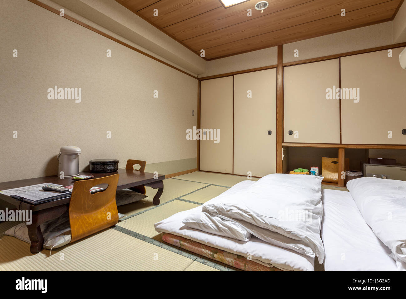 YUFUIN, Oita, Giappone - 13 Marzo 2017 : tradizionale giapponese camera ospiti di Ryokan Jonoyu, onsen ryokan di yufu city, a soli 4 minuti a piedi da Yufuin rai Foto Stock