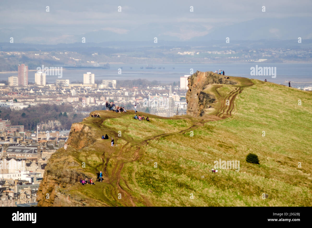 Edimburgo, Scozia, Regno Unito - 20 Marzo 2015: folle raccogliere su Edimburgo di Salisbury Crags in Holyrood Park e di osservare la parziale eclissi solare. Foto Stock