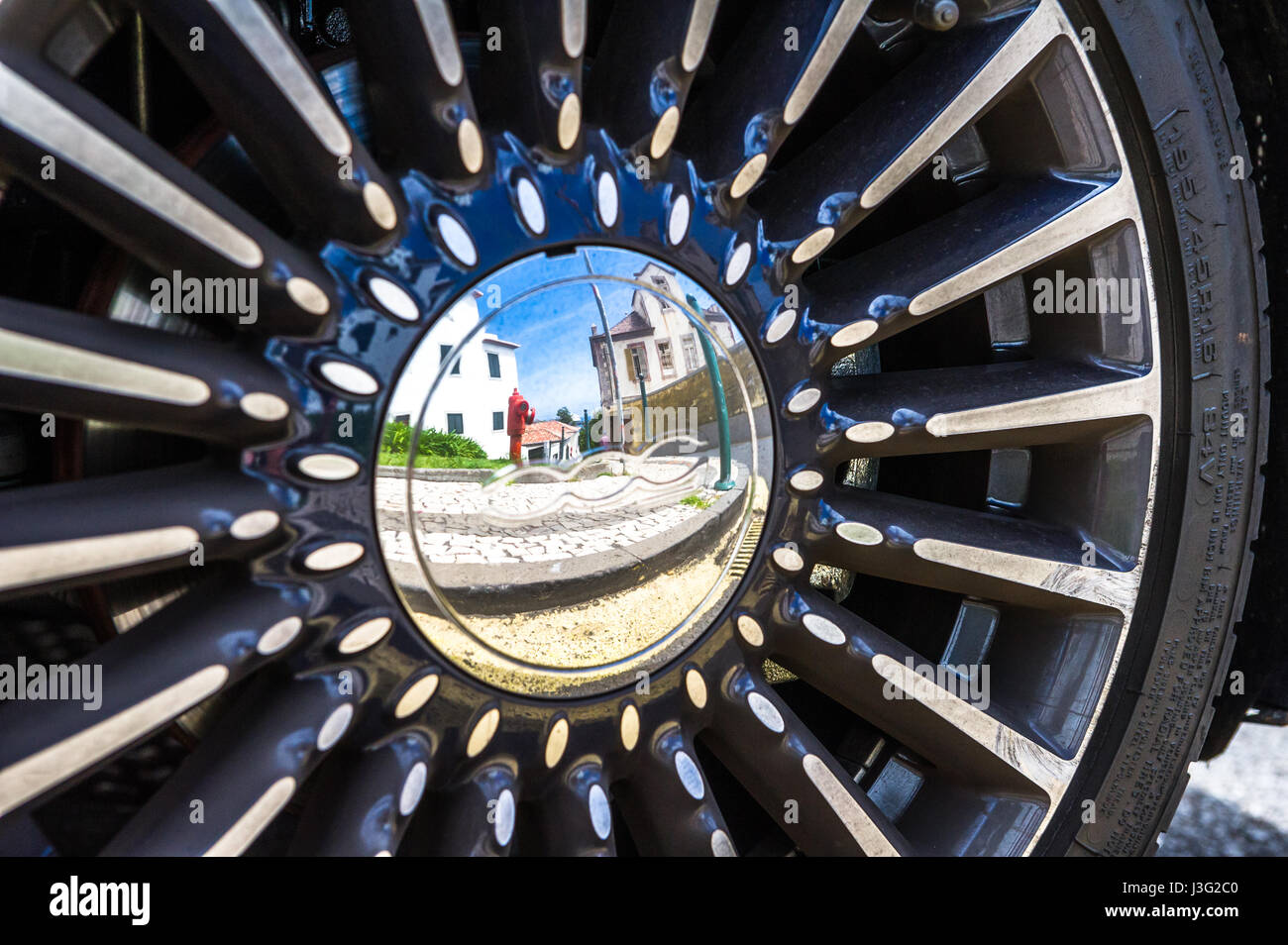 Riflessione da una Fiat 500 il cappuccio del mozzo. Foto Stock