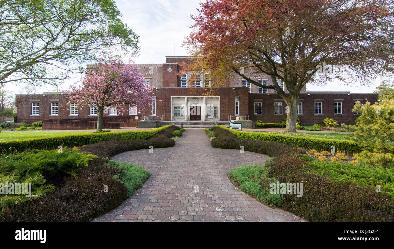 Dorchester, England, Regno Unito - 7 Maggio 2016 - l'ingresso principale e giardini del County Hall, uffici di Dorset County Council nel Dorchester. Foto Stock