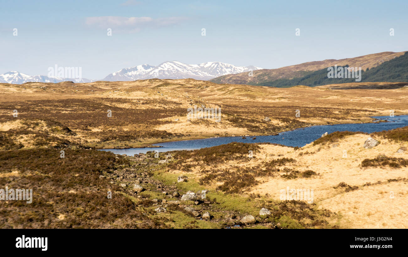 Fiumi e paludi scorre sul vasto remoto morena glaciale torbiere di Rannoch Moor nel West Highlands della Scozia. Foto Stock