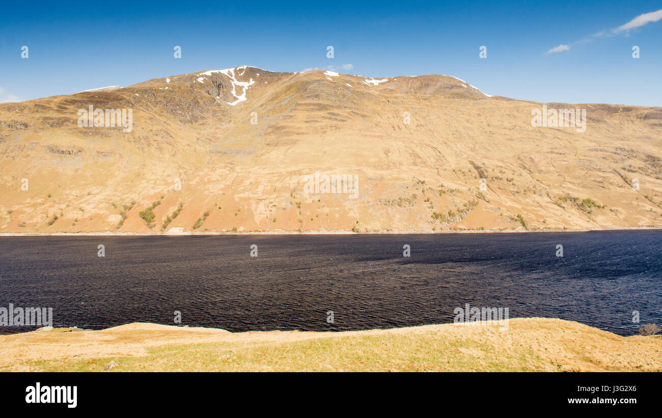 Loch Treig serbatoio sotto montagne di Nevis massiccio in West Highlands della Scozia, come osservata dal West Highland linea ferroviaria. Foto Stock