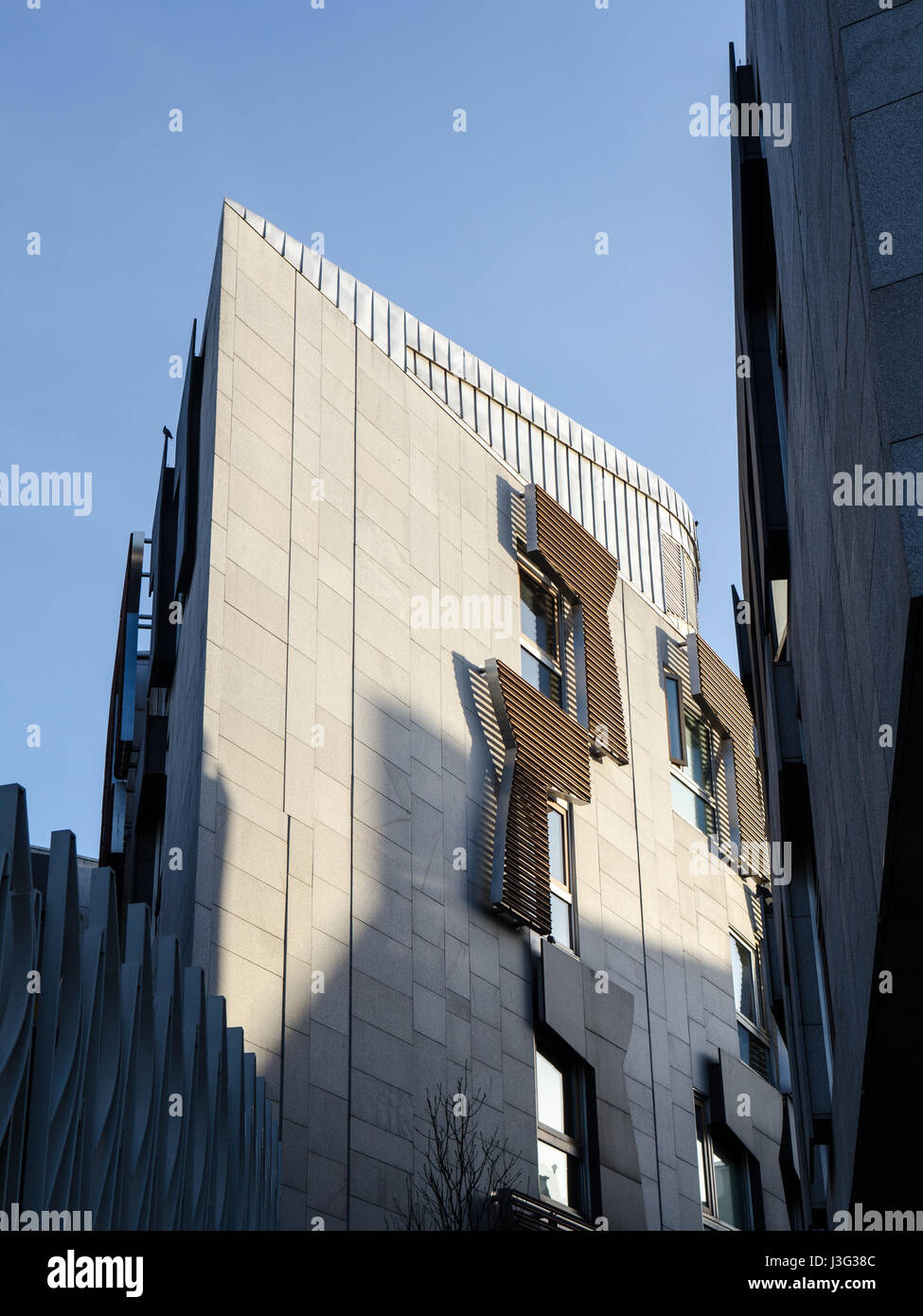 Edimburgo, Scozia, Regno Unito - 21 Marzo 2015: Serata luce brilla sull'edificio del parlamento scozzese. Foto Stock