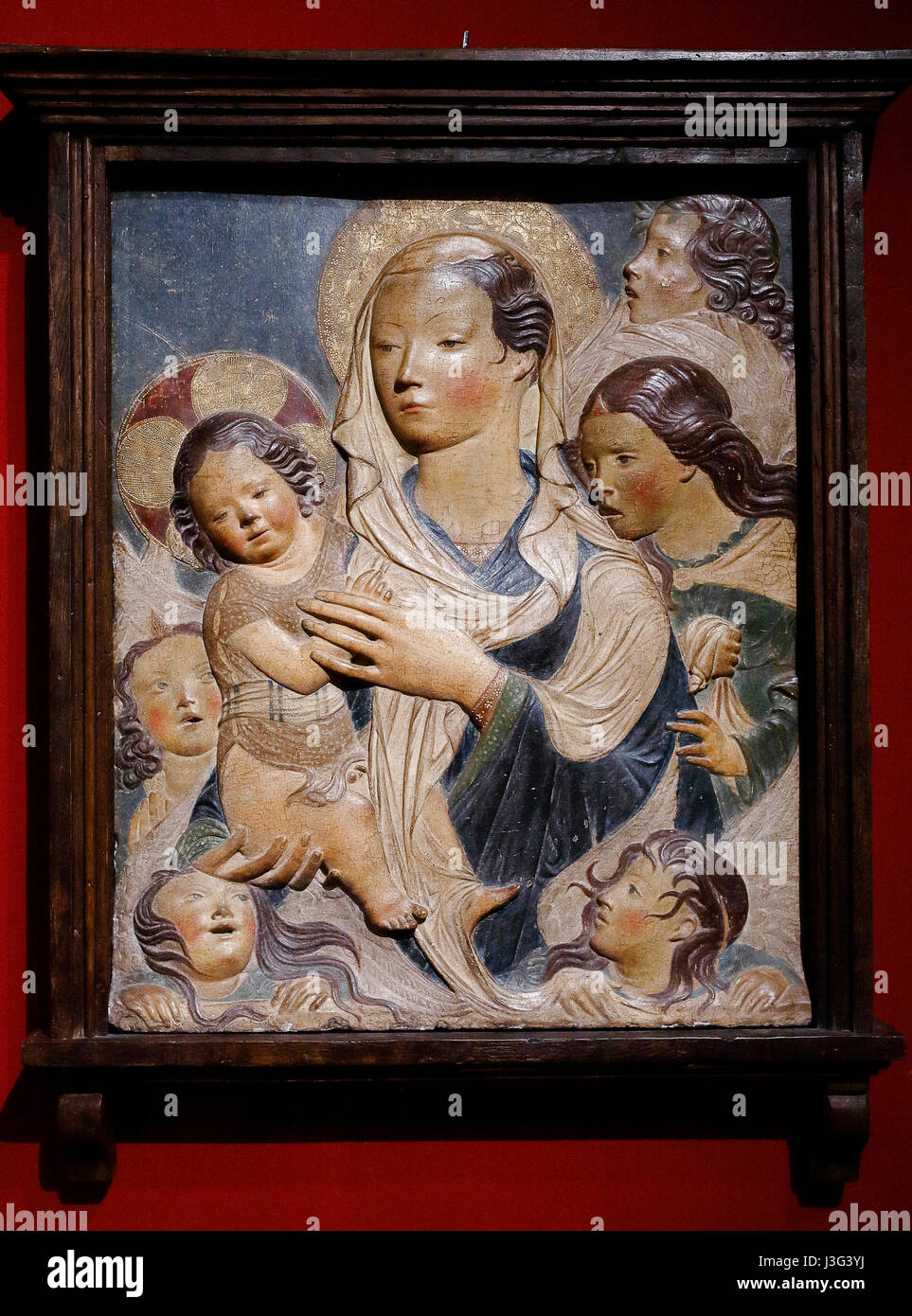 Fano: Mostra Rinascimento segreto: Madonna con Bambino e angeli. Agostino di Duccio. 1470-1480 Foto Stock