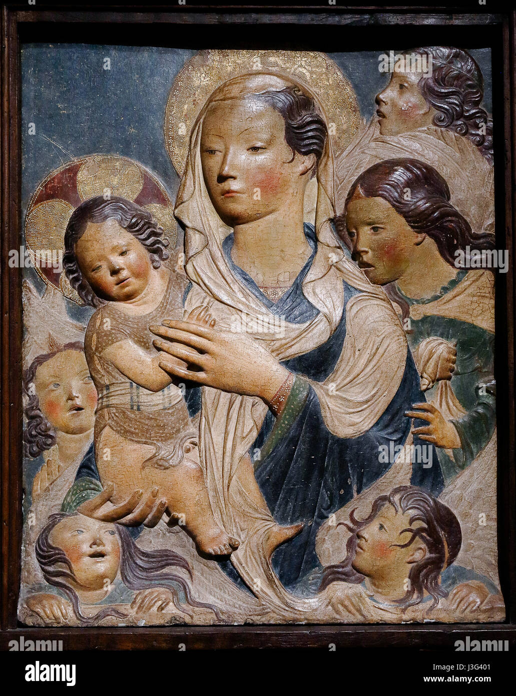 Fano: Mostra Rinascimento segreto: Madonna con Bambino e angeli. Agostino di Duccio. 1470-1480 Foto Stock