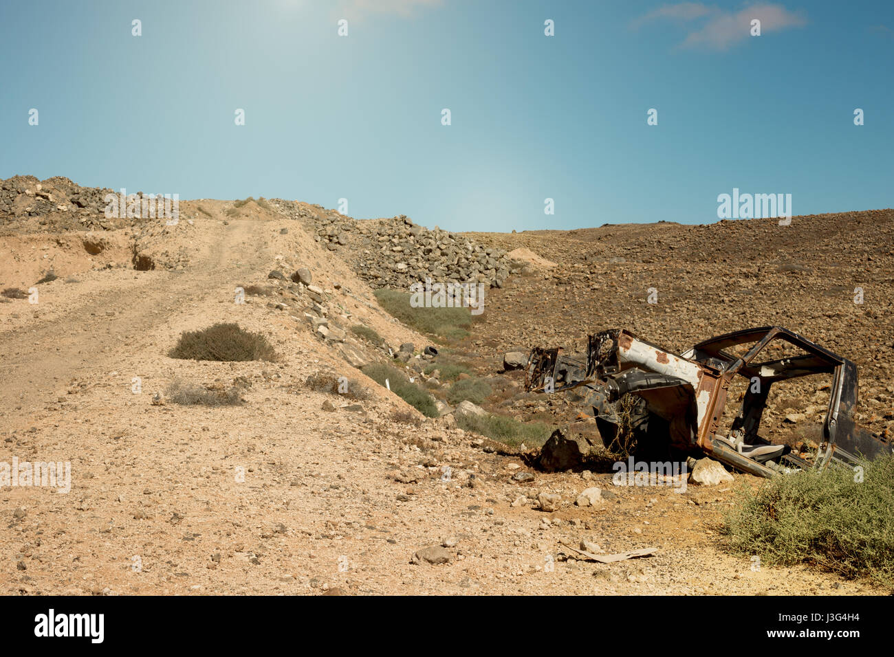 Vecchia auto relitto abbandonato in zona deserta Foto Stock