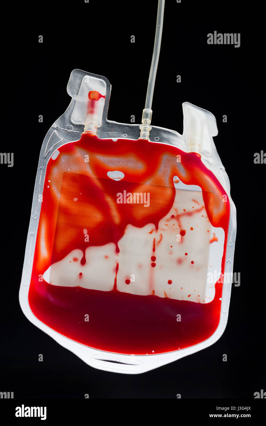 Vista ravvicinata di donare il sangue in borsa sul nero, concetto di donazione Foto Stock