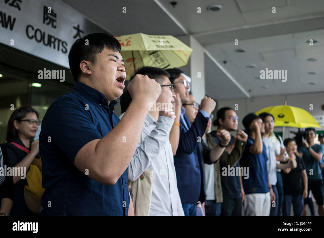 Hong Kong, Hong Kong. 05 Maggio, 2017. Avery Ng Man Yuen, Dickson Chau Ka Faat, Chan Wai Man, Sammy Ip, Lo Tak Cheong, Ivan Lam, Derek Lam, Chow Shu Wing e Cheng Pui Lun sorge al di fuori del quartiere orientale corte di Hong Kong il 5 maggio 2017. Credito: Chan Hei Long/Pacific Press/Alamy Live News Foto Stock