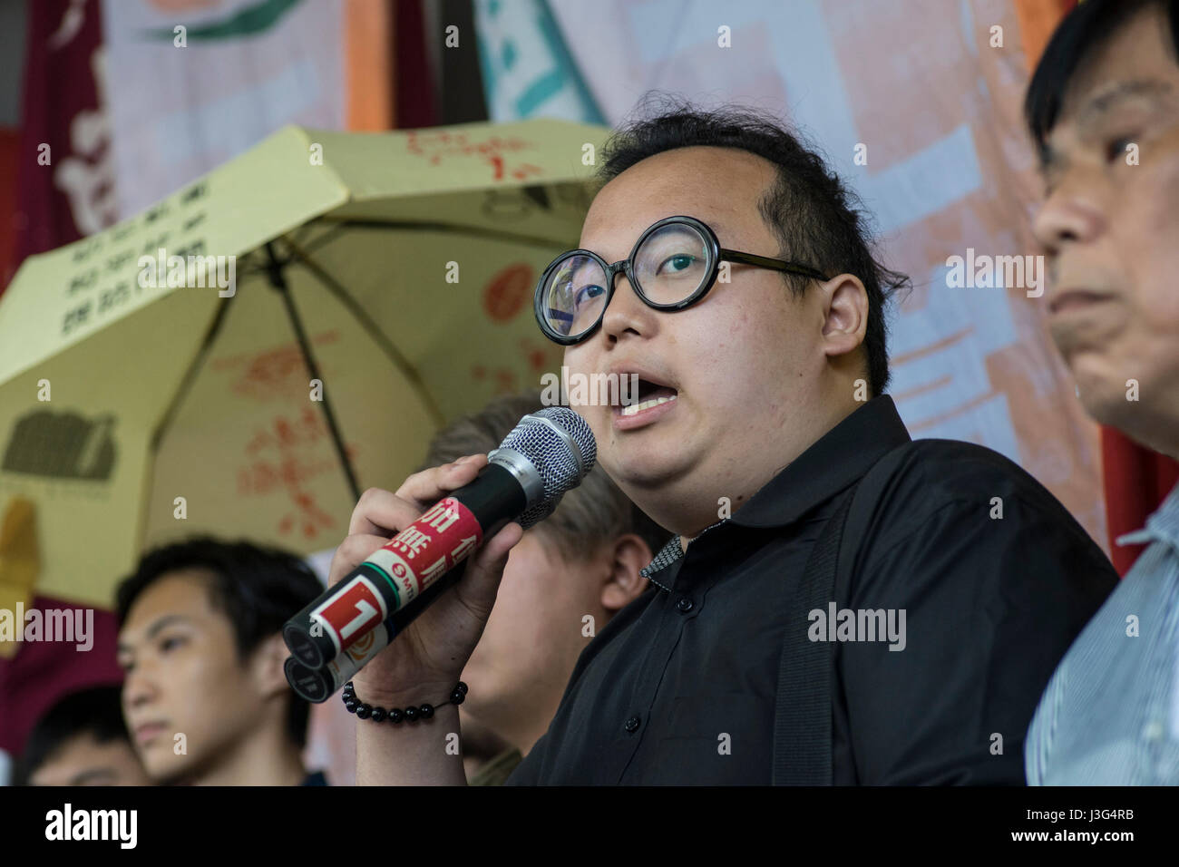 Hong Kong, Hong Kong. 05 Maggio, 2017. Avery Ng Man Yuen, Dickson Chau Ka Faat, Chan Wai Man, Sammy Ip, Lo Tak Cheong, Ivan Lam, Derek Lam, Chow Shu Wing e Cheng Pui Lun sorge al di fuori del quartiere orientale corte di Hong Kong il 5 maggio 2017. Credito: Chan Hei Long/Pacific Press/Alamy Live News Foto Stock