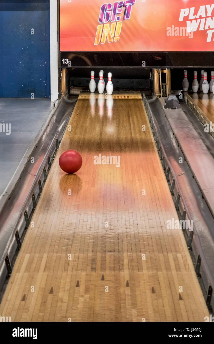 Bowling palla verso birilli su ten pin bowling Foto Stock