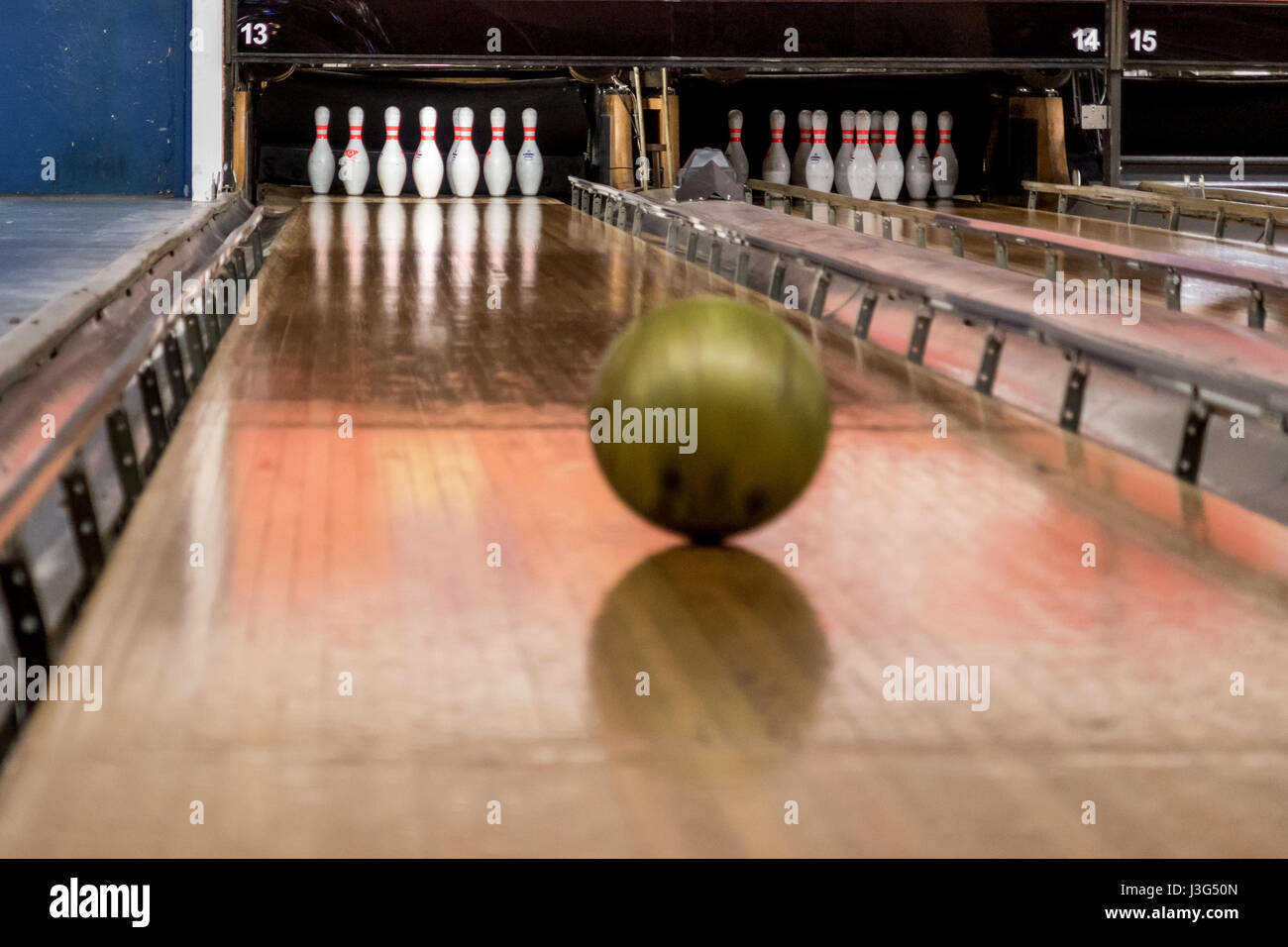 Bowling palla verso birilli su ten pin bowling Foto Stock