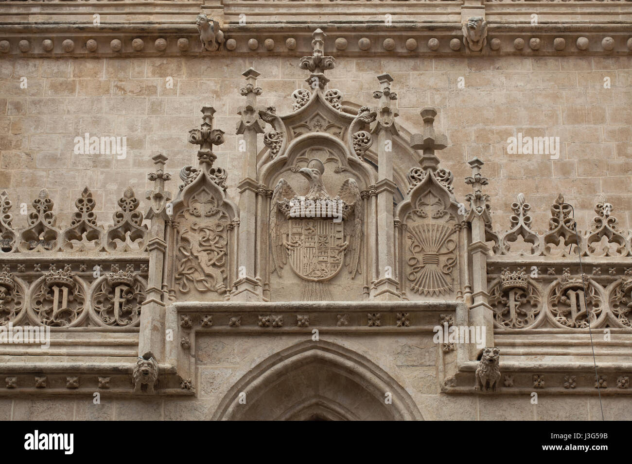 Stemma dei monarchi cattolici (Los Reyes Catolicos) raffigurato sulla facciata della Cappella Reale (Capilla Real de Granada) dove la Regina Isabella I di Castiglia e il re Ferdinando II di Aragona sono sepolti in Granada, Andalusia, Spagna. Foto Stock