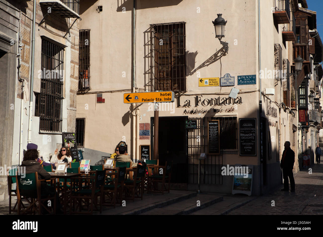 Scena di strada in El Albaycin distretto in Granada, Andalusia, Spagna. Foto Stock