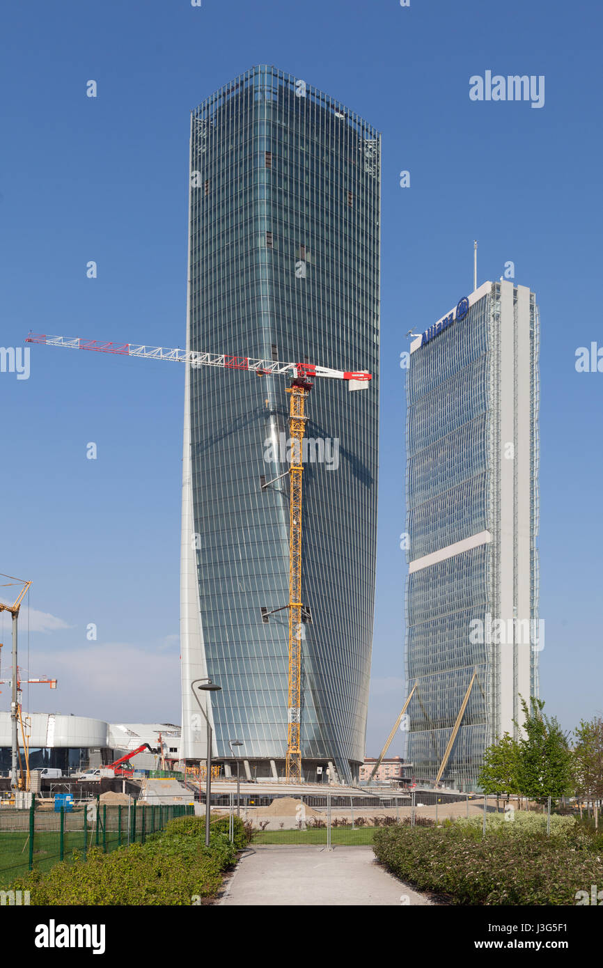 Hadid Torre (chiamato 'lo storto') in costruzione. Sulla destra la torre di Allianz (chiamato 'il dritto") progettata da Isozaki. Milano, Italia Foto Stock