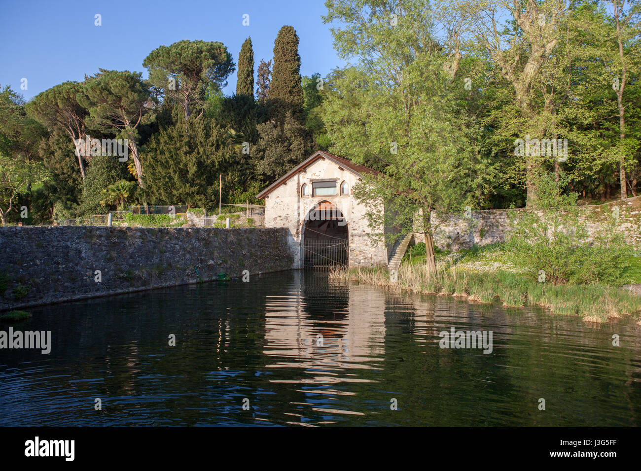 Ingresso a un'area privata per imbarcazioni. Ispra, Italia Foto Stock