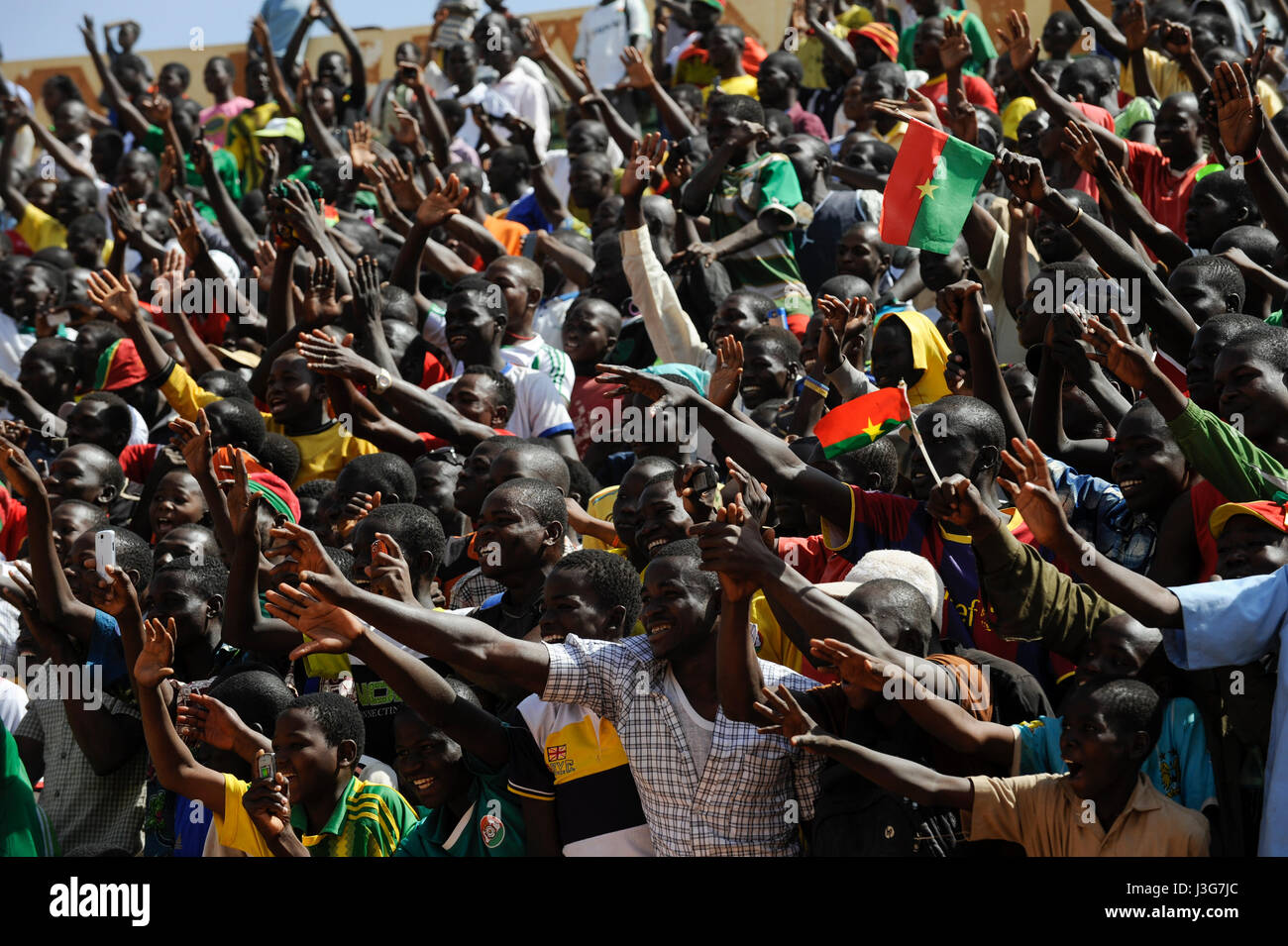 Il Burkina Faso, gli appassionati di calcio durante la ricezione della nazionale di calcio del Burkina Faso come 2° posto vincitore della Coppa d Africa del 2013 in stadio di Ouagadougou / BURKINA FASO Ouagadougou, begeisterte ventole empfangen die burkinische Fussball Nationalmannschaft als zweitplazierten des Afrika Cup 2013 im Stadium Foto Stock