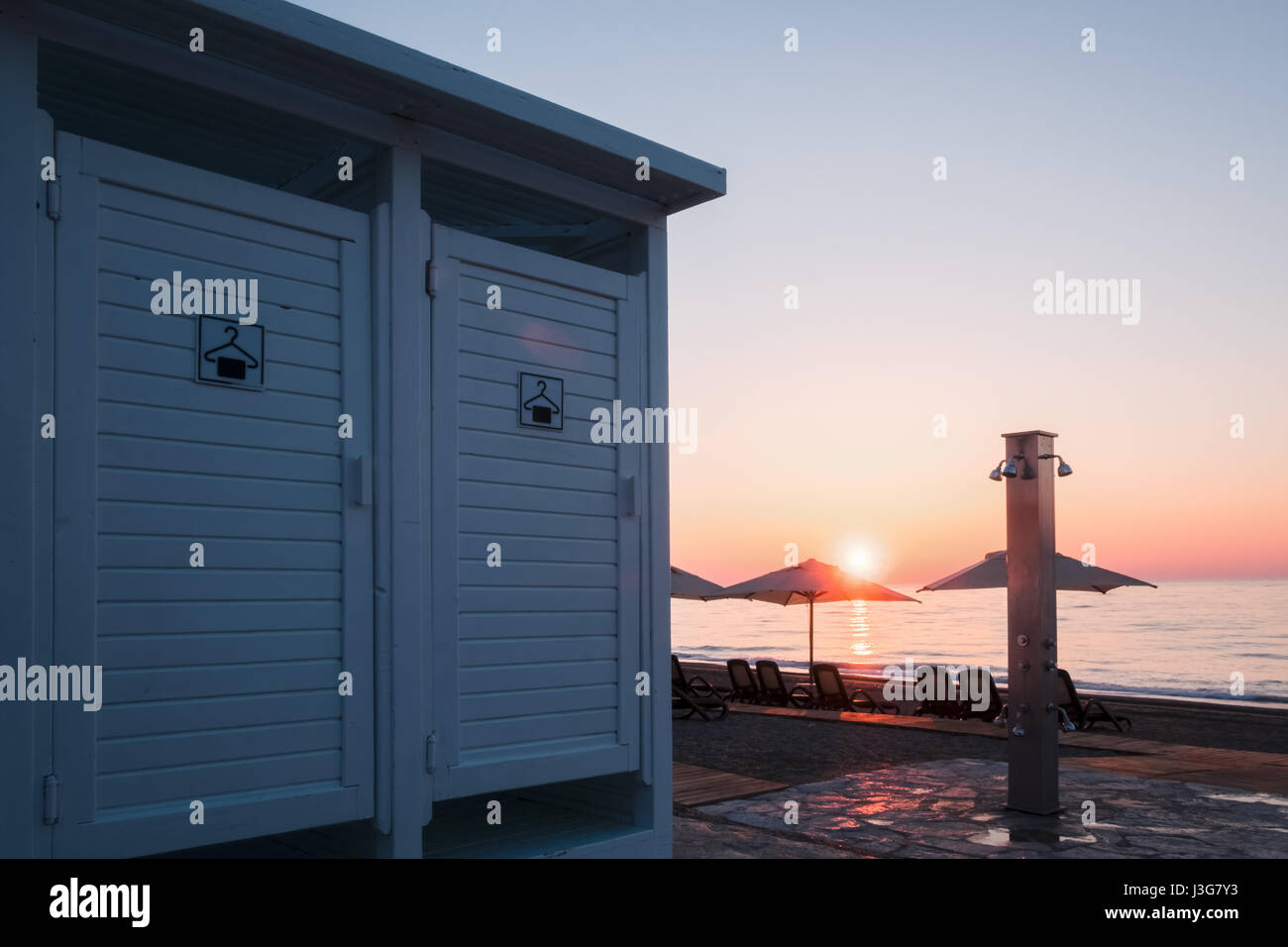 Armadietto in legno camera sulla spiaggia. Fantastica vista sul mar mediterraneo e orange sunrise. Orario estivo Foto Stock